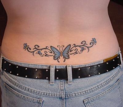 Tatuaje en la espalda de mariposas y tribales