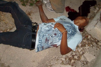 Un muerto y un herido en tiroteo en medio de atraco en Los Mina